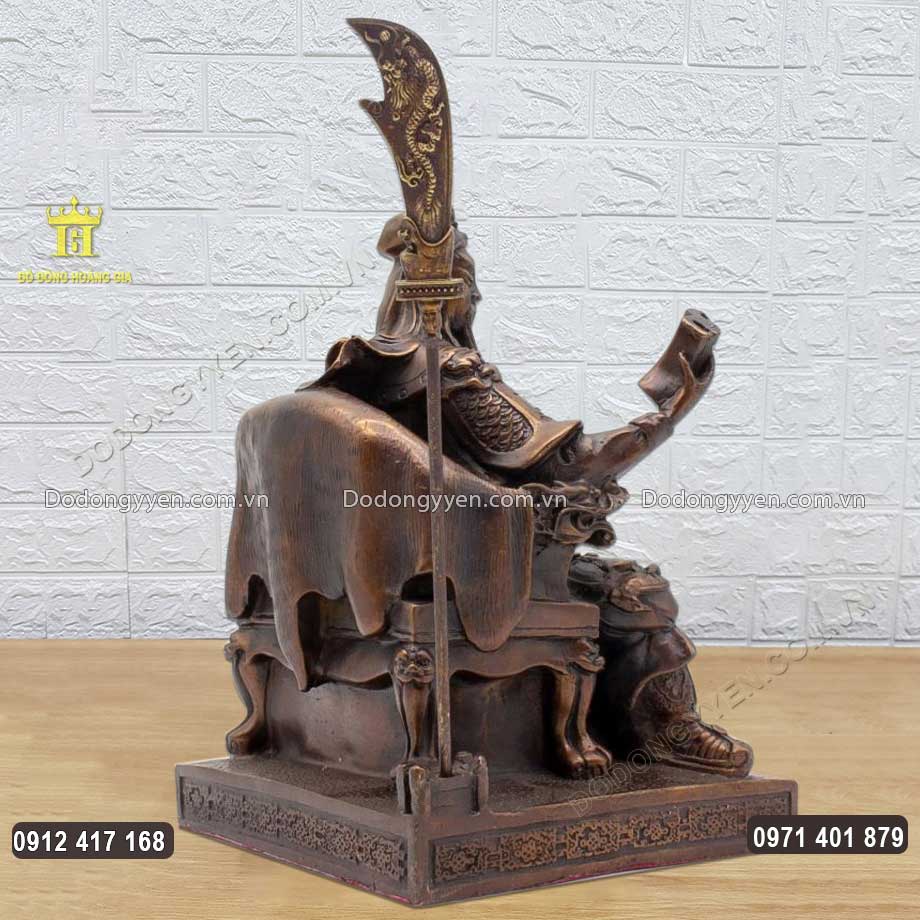 Chiếc &aacute;o b&agrave;o của Ng&agrave;i che k&iacute;n ph&iacute;a sau chiếc ghế